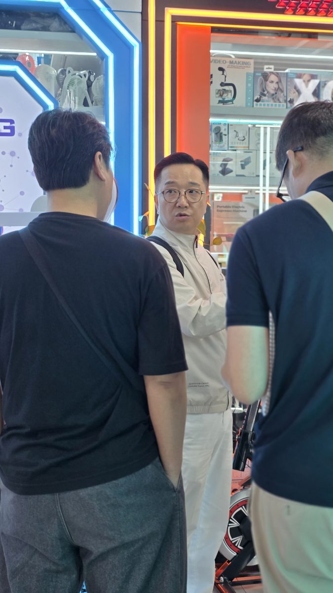 중국 현지 매장에서 상품을 확인하는 클로코리아 현장